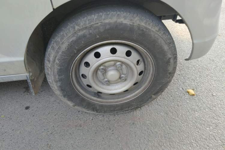 Used Wuling Rongguang S 2022 1.2L Basic Edition Enclosed-Window Vehicle 2 Seats LSI Right Front Wheel Hub