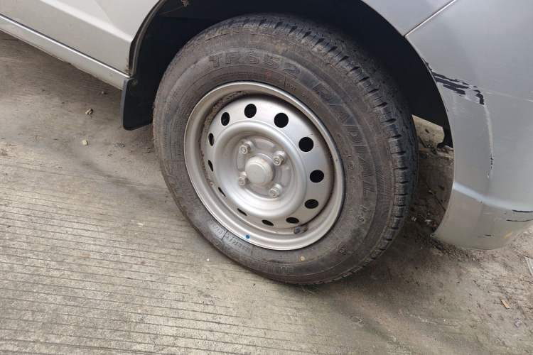 Used Wuling Rongguang S 2022 1.2L Basic Edition Enclosed-Window Vehicle 2 Seats LSI Right Front Wheel Hub