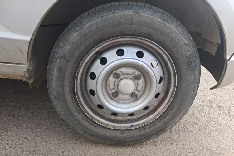 Used Wuling Rongguang S 2022 1.2L Standard Model Window-Sealed Car with Air Conditioning 2 Seats LSI Right Front Wheel Hub