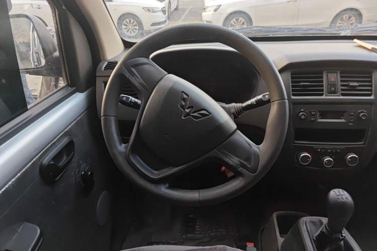 Used Wuling Rongguang S 2022 1.2L Base Model Window-Sealed 5-Seat LSI Car Steering Wheel
