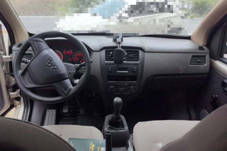 Used Wuling Rongguang S 2022 1.2L Base Version 5-Seater LSI Center Console