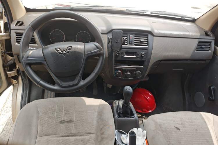 Used Wuling Rongguang S 2022 1.2L Base Model 7-Seater LSI Center Console