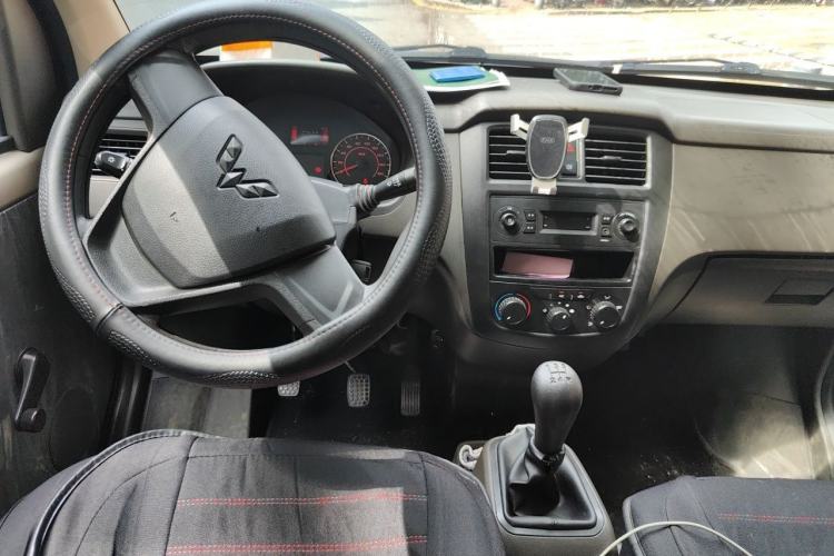 Used Wuling Rongguang S 2023 1.5L Base Version 5/7 Seats Center Console