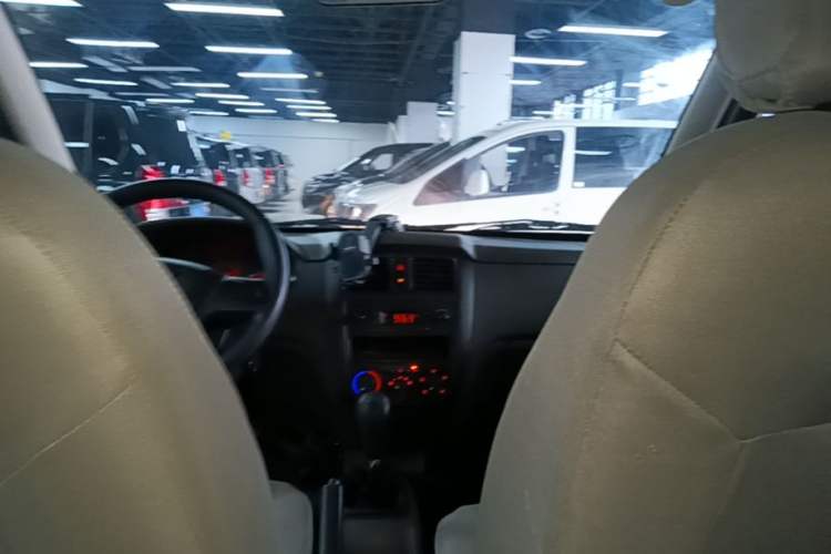 Used Wuling Rongguang S 2023 1.5L Base Version 5/7 Seats Center Console