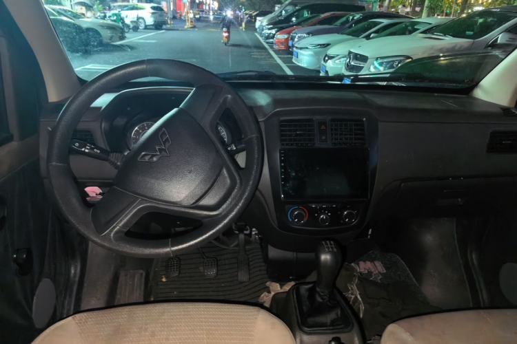 Used Wuling Rongguang S 2023 1.5L Base Version 5/7 Seats Center Console