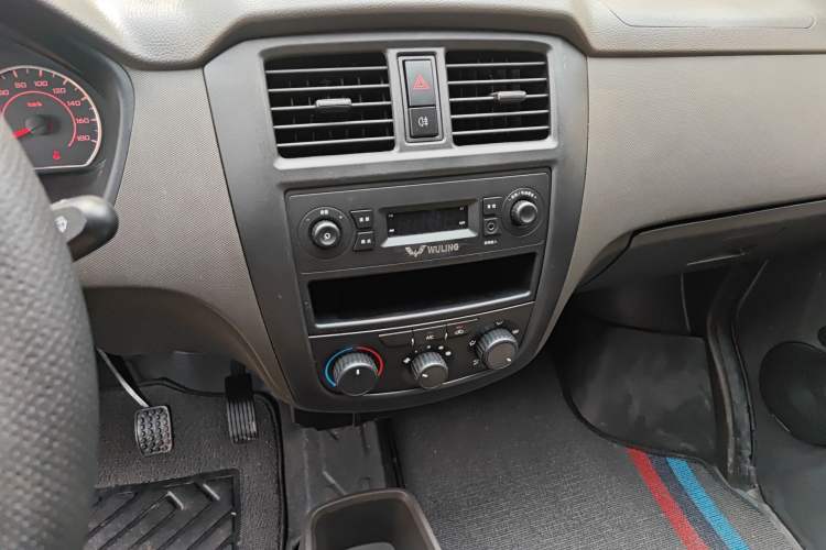 Used Wuling Rongguang S 2023 1.5L Base Version 5/7 Seats Audio And AC Panel