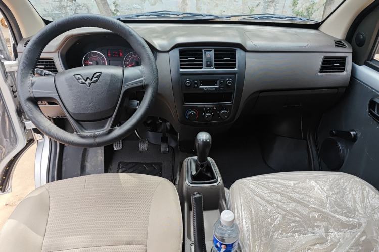 Used Wuling Rongguang S 2023 1.5L Base Version 5/7 Seats Center Console