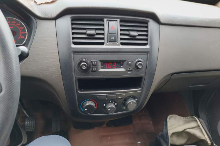 Used Wuling Rongguang S 2023 1.5L Base Version 5/7 Seats Audio And AC Panel