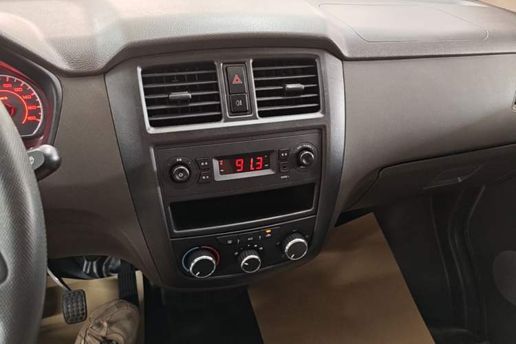 Used Wuling Rongguang S 2023 1.5L Basic Enclosed-Window Vehicle 2 Seats Audio And AC Panel