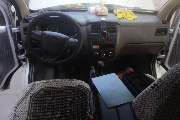 Used Wuling Rongguang S 2023 1.5L Base Version 5/7 Seats Center Console