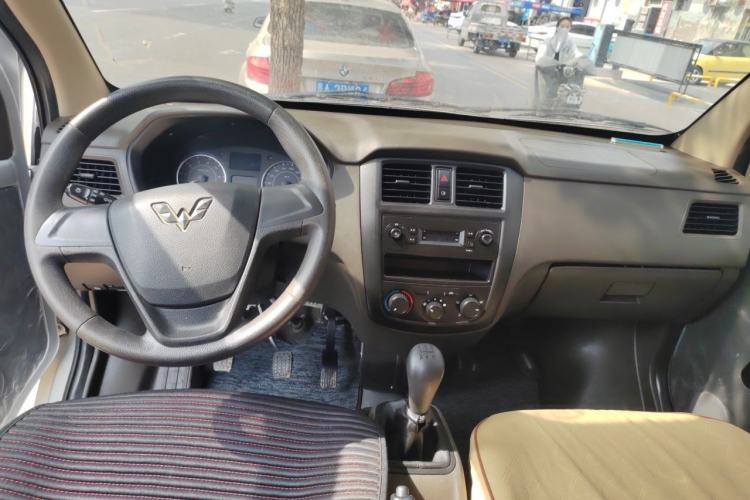 Used Wuling Rongguang S 2023 1.5L Base Version 5/7 Seats Center Console