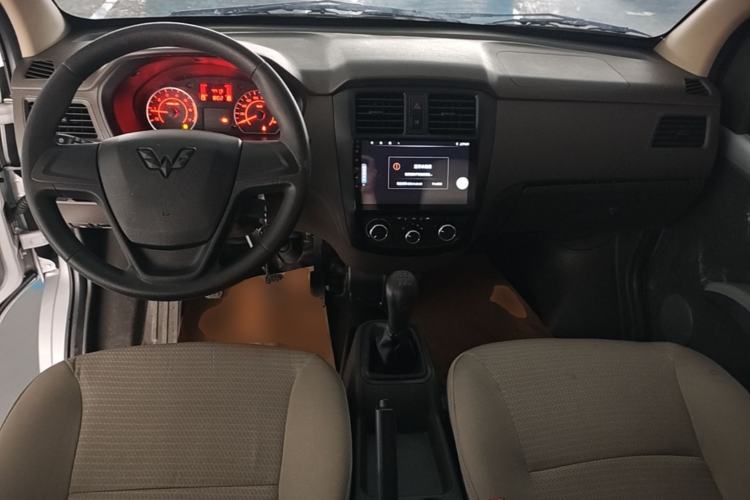 Used Wuling Rongguang S 2023 1.5L Base Version 5/7 Seats Center Console
