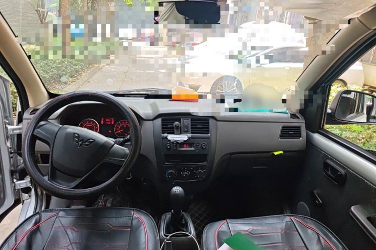 Used Wuling Rongguang S 2023 1.5L Base Version 5/7 Seats Center Console