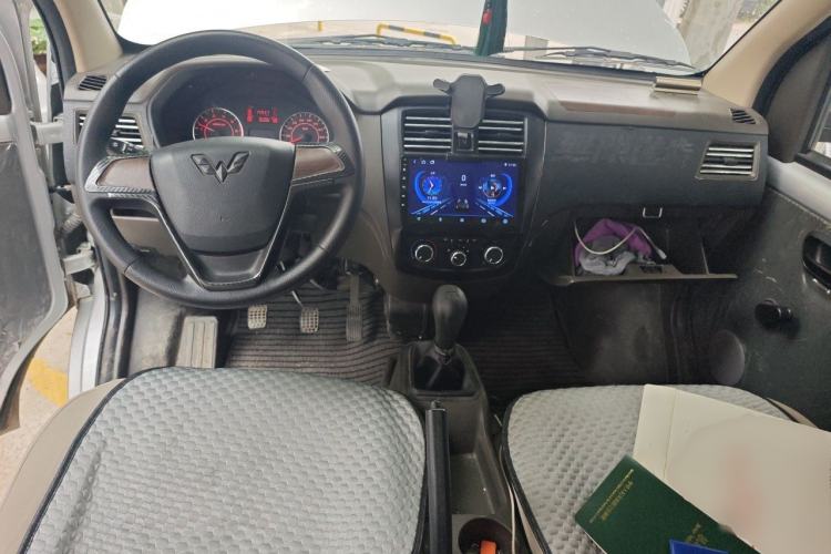 Used Wuling Rongguang S 2023 1.5L Base Version 5/7 Seats Center Console