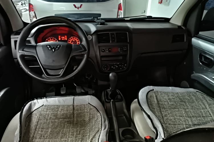 Used Wuling Rongguang S 2023 1.5L Base Version 5/7 Seats Center Console