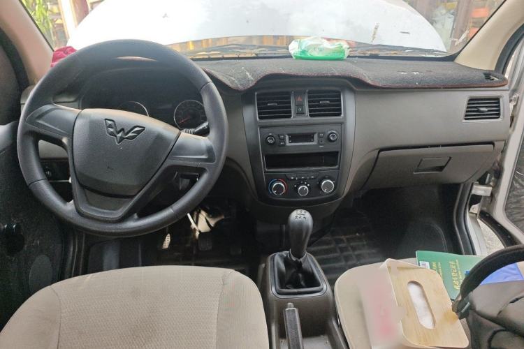 Used Wuling Rongguang S 2023 1.5L Base Version 5/7 Seats Center Console