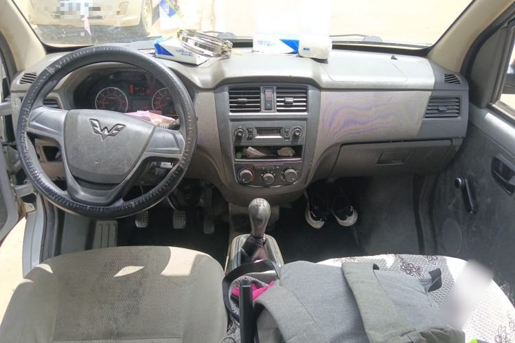 Used Wuling Rongguang S 2023 1.5L Base Version 5/7 Seats Center Console