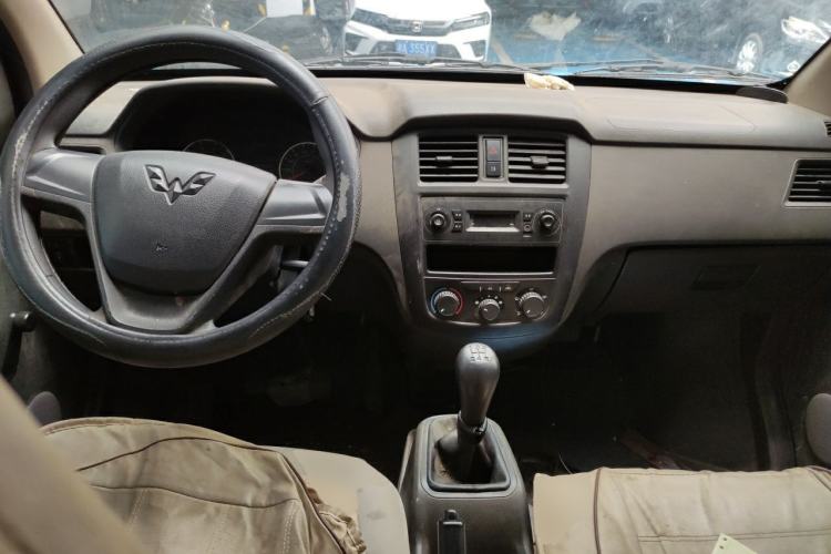 Used Wuling Rongguang S 2023 1.5L Base Version 5/7 Seats Center Console
