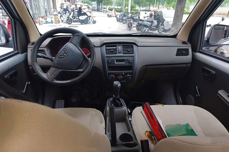 Used Wuling Rongguang S 2023 1.5L Base Version 5/7 Seats Center Console