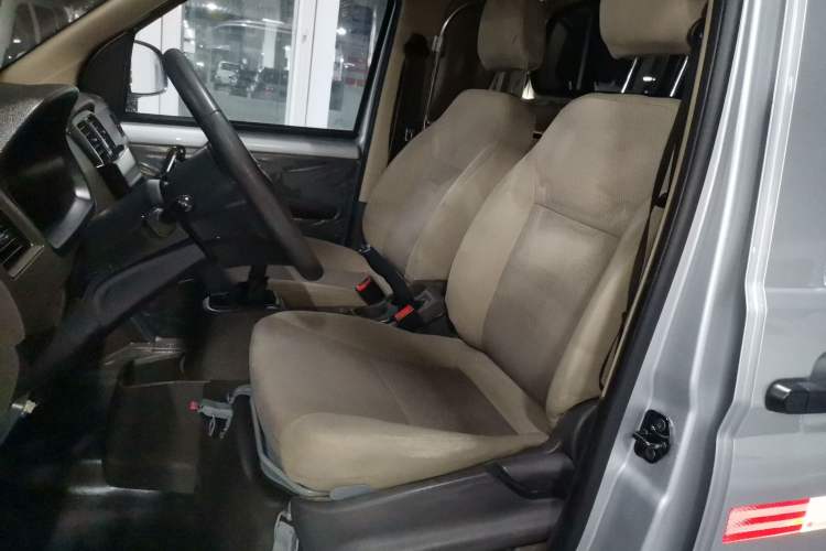 Used Wuling Rongguang S 2023 1.5L Basic Enclosed-Window Vehicle 2 Seats Interior 3