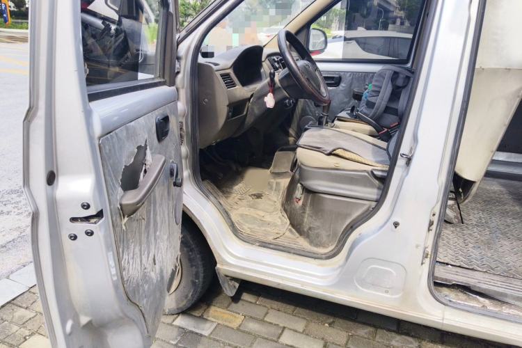 Used Wuling Rongguang S 2023 1.5L Basic Enclosed-Window Vehicle 2 Seats Interior 3