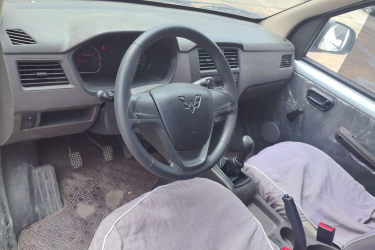 Used Wuling Rongguang S 2023 1.5L Basic Enclosed-Window Vehicle 2 Seats Interior 3