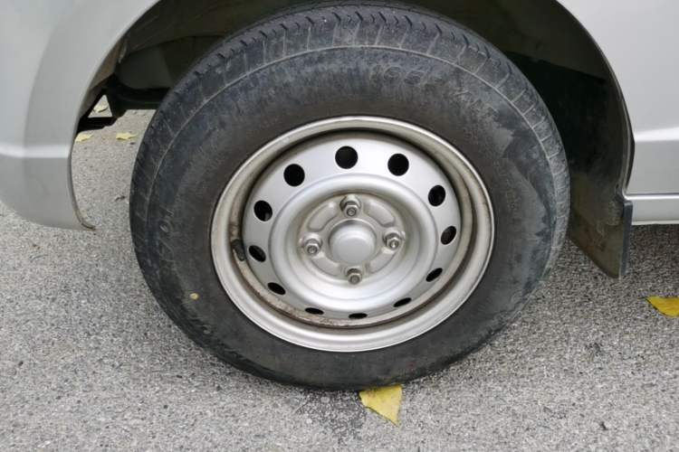 Used Wuling Rongguang S 2023 1.5L Base Version 5/7 Seats Left Front Wheel Hub