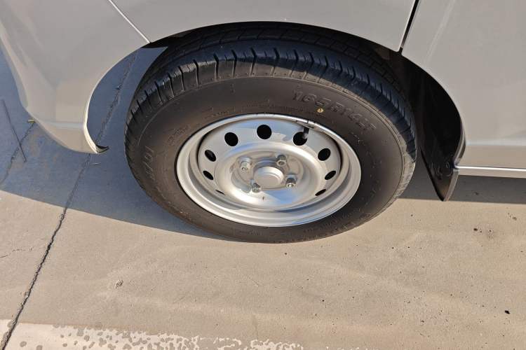 Used Wuling Rongguang S 2023 1.5L Basic Enclosed-Window Vehicle 2 Seats Left Front Wheel Hub