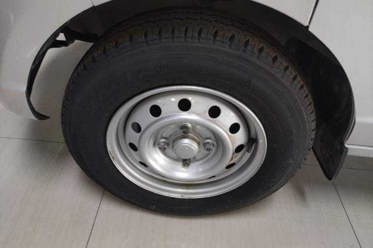 Used Wuling Rongguang S 2023 1.5L Base Version 5/7 Seats Left Front Wheel Hub
