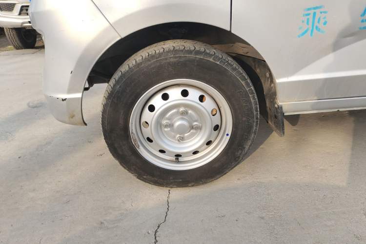 Used Wuling Rongguang S 2023 1.5L Basic Enclosed-Window Vehicle 2 Seats Left Front Wheel Hub