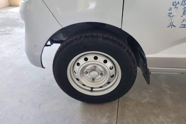 Used Wuling Rongguang S 2023 1.5L Basic Enclosed-Window Vehicle 2 Seats Left Front Wheel Hub