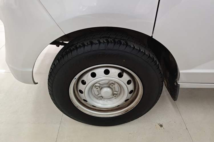 Used Wuling Rongguang S 2023 1.5L Basic Enclosed-Window Vehicle 2 Seats Left Front Wheel Hub