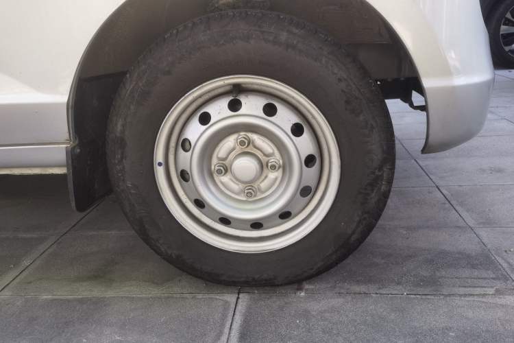 Used Wuling Rongguang S 2023 1.5L Base Version 5/7 Seats Right Front Wheel Hub