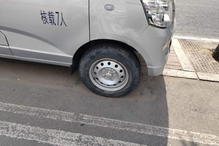 Used Wuling Rongguang S 2023 1.5L Base Version 5/7 Seats Right Front Wheel Hub