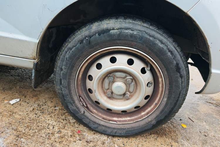 Used Wuling Rongguang S 2023 1.5L Basic Enclosed-Window Vehicle 2 Seats Right Front Wheel Hub