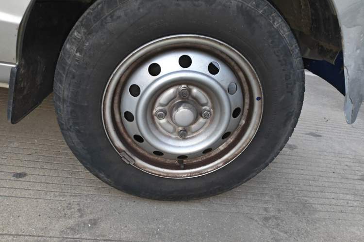 Used Wuling Rongguang S 2023 1.5L Base Version 5/7 Seats Right Front Wheel Hub