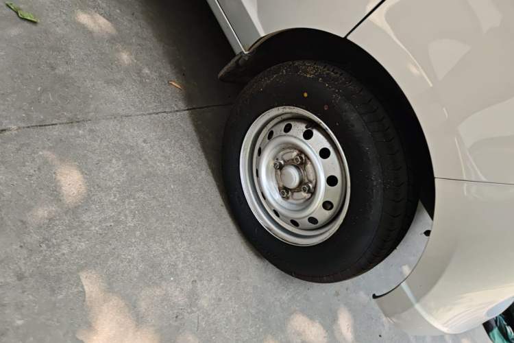 Used Wuling Rongguang S 2023 1.5L Base Version 5/7 Seats Right Front Wheel Hub