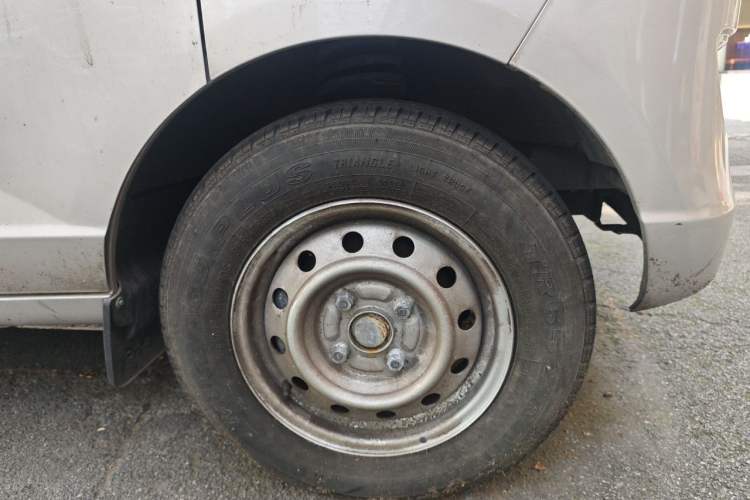 Used Wuling Rongguang S 2023 1.5L Base Version 5/7 Seats Right Front Wheel Hub
