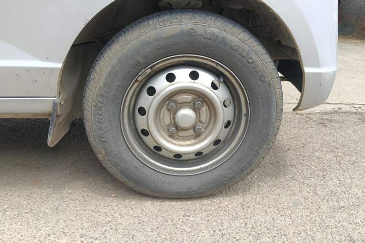 Used Wuling Rongguang S 2023 1.5L Base Version 5/7 Seats Right Front Wheel Hub