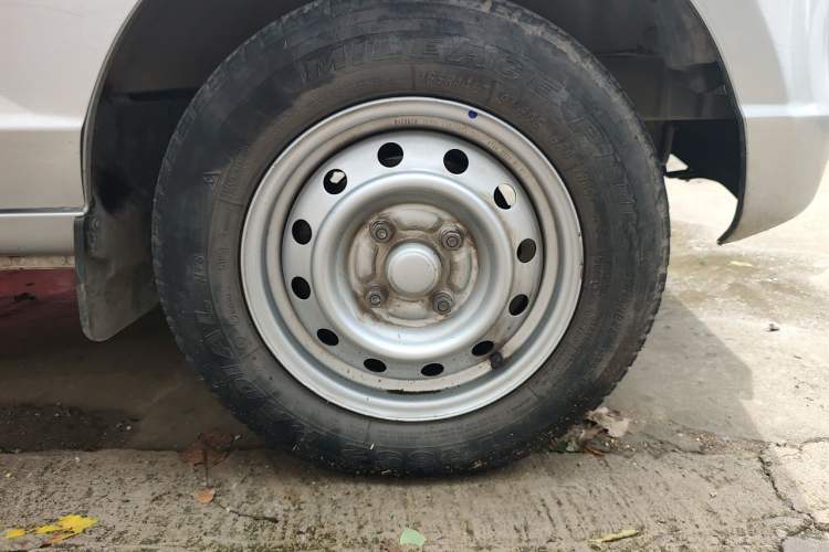 Used Wuling Rongguang S 2023 1.5L Basic Enclosed-Window Vehicle 2 Seats Right Front Wheel Hub