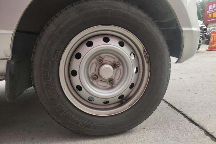 Used Wuling Rongguang S 2023 1.5L Basic Enclosed-Window Vehicle 2 Seats Right Front Wheel Hub