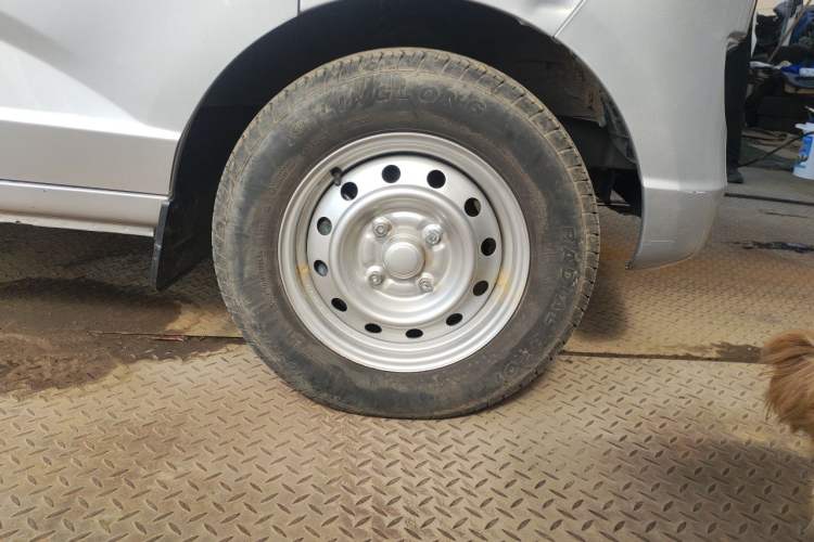 Used Wuling Rongguang S 2023 1.5L Basic Enclosed-Window Vehicle 2 Seats Right Front Wheel Hub