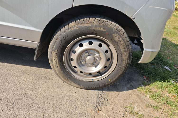 Used Wuling Rongguang S 2023 1.5L Base Version 5/7 Seats Right Front Wheel Hub