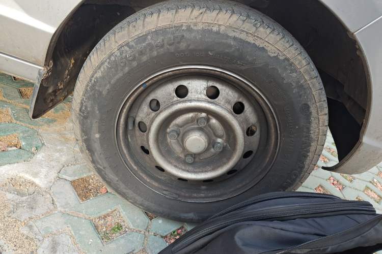 Used Wuling Rongguang S 2023 1.5L Basic Enclosed-Window Vehicle 2 Seats Right Front Wheel Hub