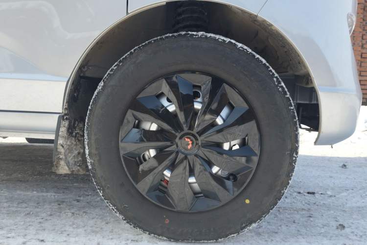 Used Wuling Rongguang S 2023 1.5L Base Version 5/7 Seats Right Front Wheel Hub
