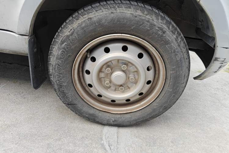 Used Wuling Rongguang S 2023 1.5L Basic Enclosed-Window Vehicle 2 Seats Right Front Wheel Hub