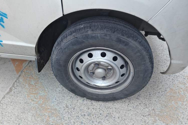 Used Wuling Rongguang S 2023 1.5L Basic Enclosed-Window Vehicle 2 Seats Right Front Wheel Hub