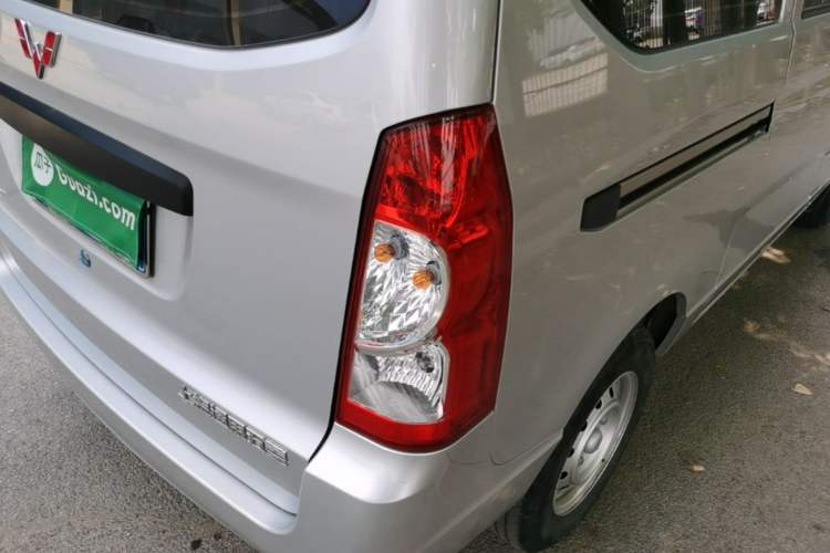 Used Wuling Rongguang S 2023 1.5L Base Version 5/7 Seats Right Rear Taillight