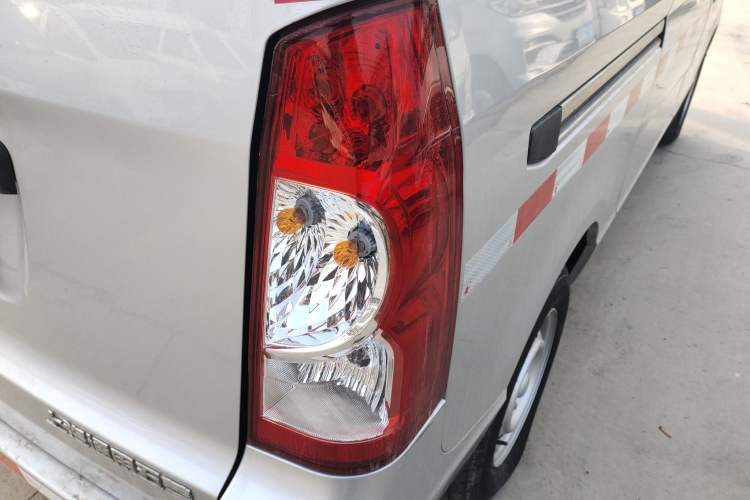 Used Wuling Rongguang S 2023 1.5L Basic Enclosed-Window Vehicle 2 Seats Right Rear Taillight
