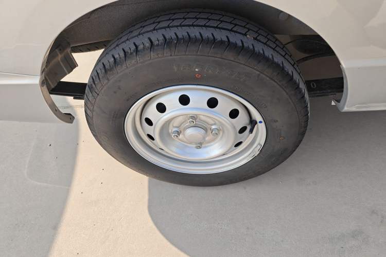 Used Wuling Rongguang S 2023 1.5L Basic Enclosed-Window Vehicle 2 Seats Right Rear Wheel Hub
